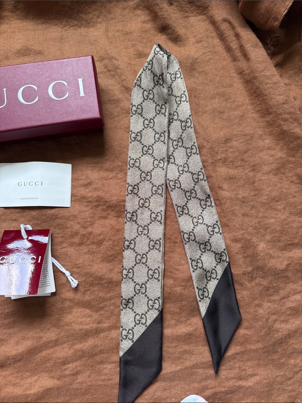 Gucci Beige Silk Twilly with Green & Red Stripes and Gold Horsebit - Picture 2 of 3
